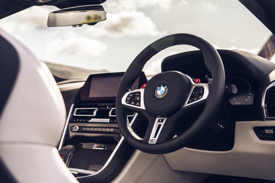 Детали интерьера BMW M8 Competition Convertible (F91) 2019 года  (UK) (фото 26 из 42)